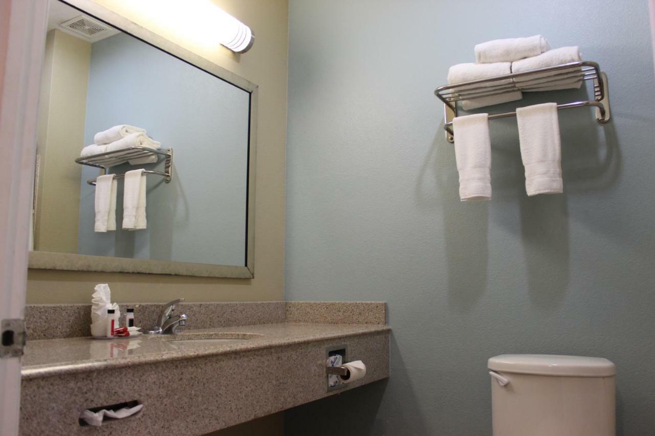 Horizon Inn & Suites Pearsall Bagian luar foto