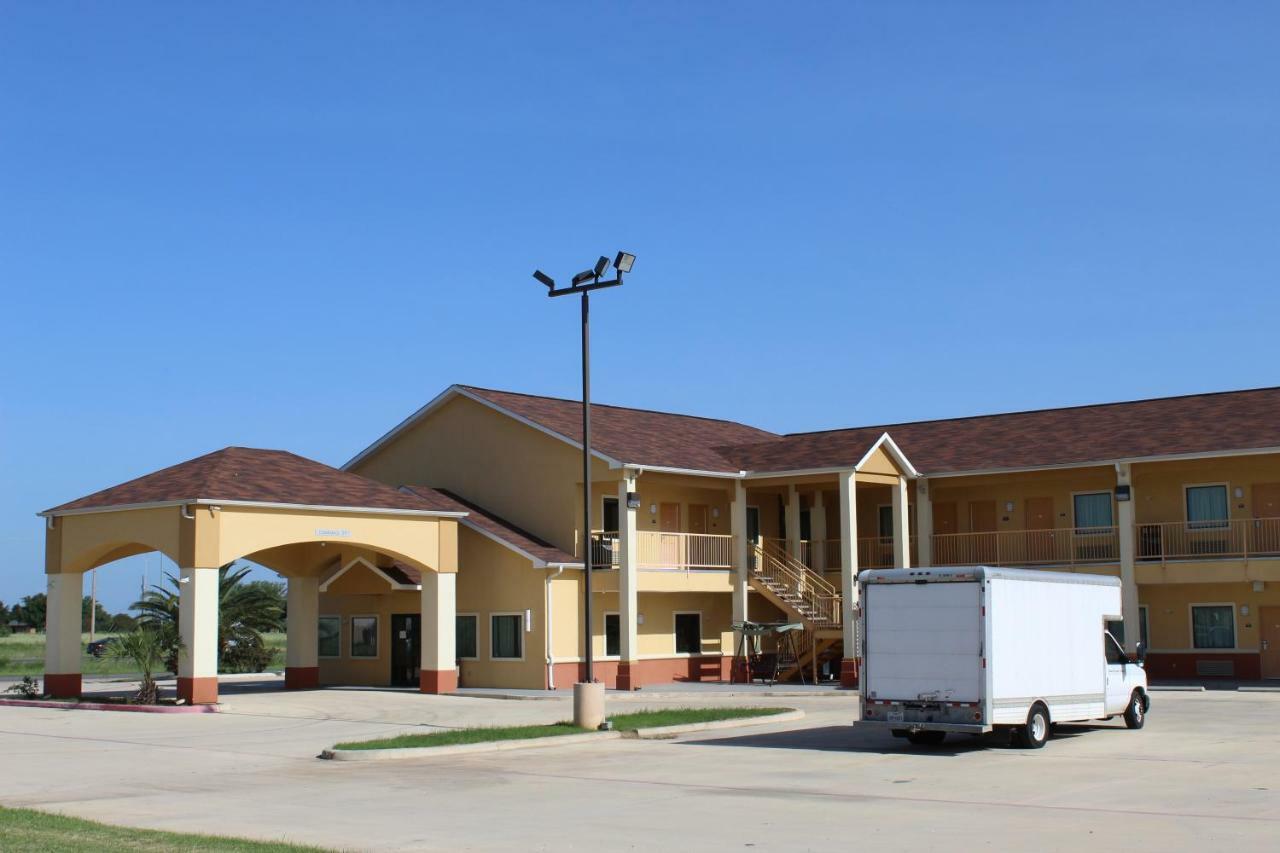 Horizon Inn & Suites Pearsall Bagian luar foto