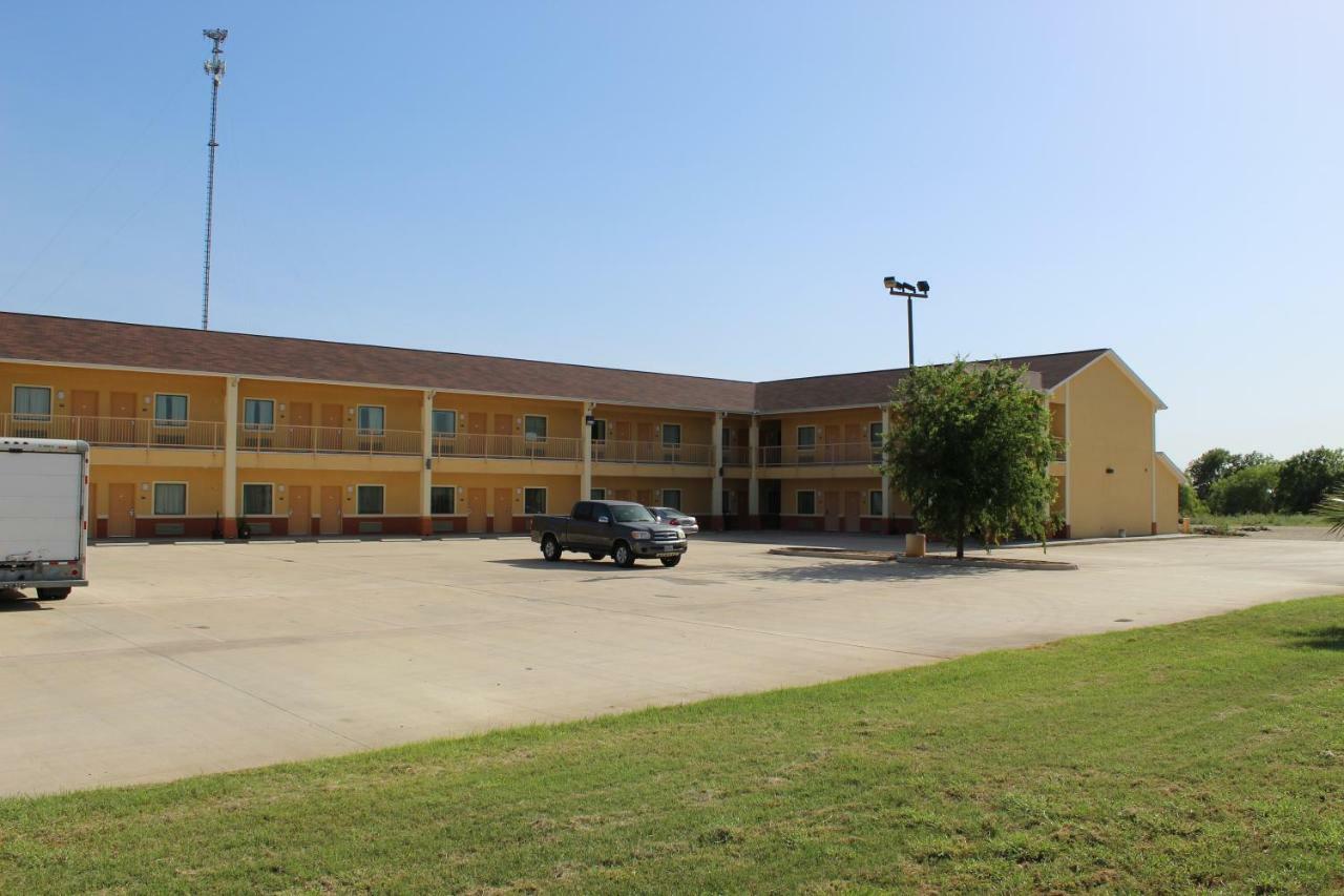 Horizon Inn & Suites Pearsall Bagian luar foto