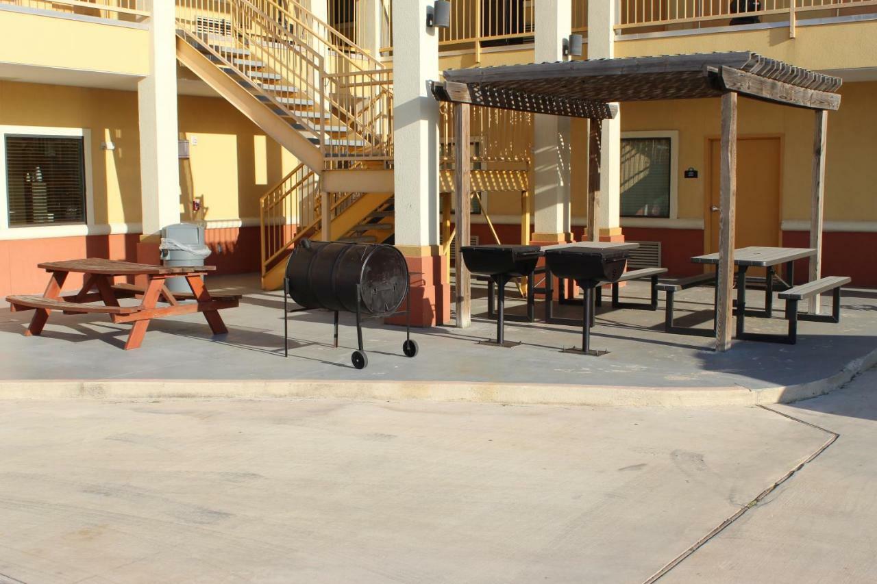 Horizon Inn & Suites Pearsall Bagian luar foto