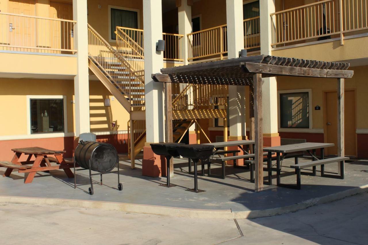 Horizon Inn & Suites Pearsall Bagian luar foto