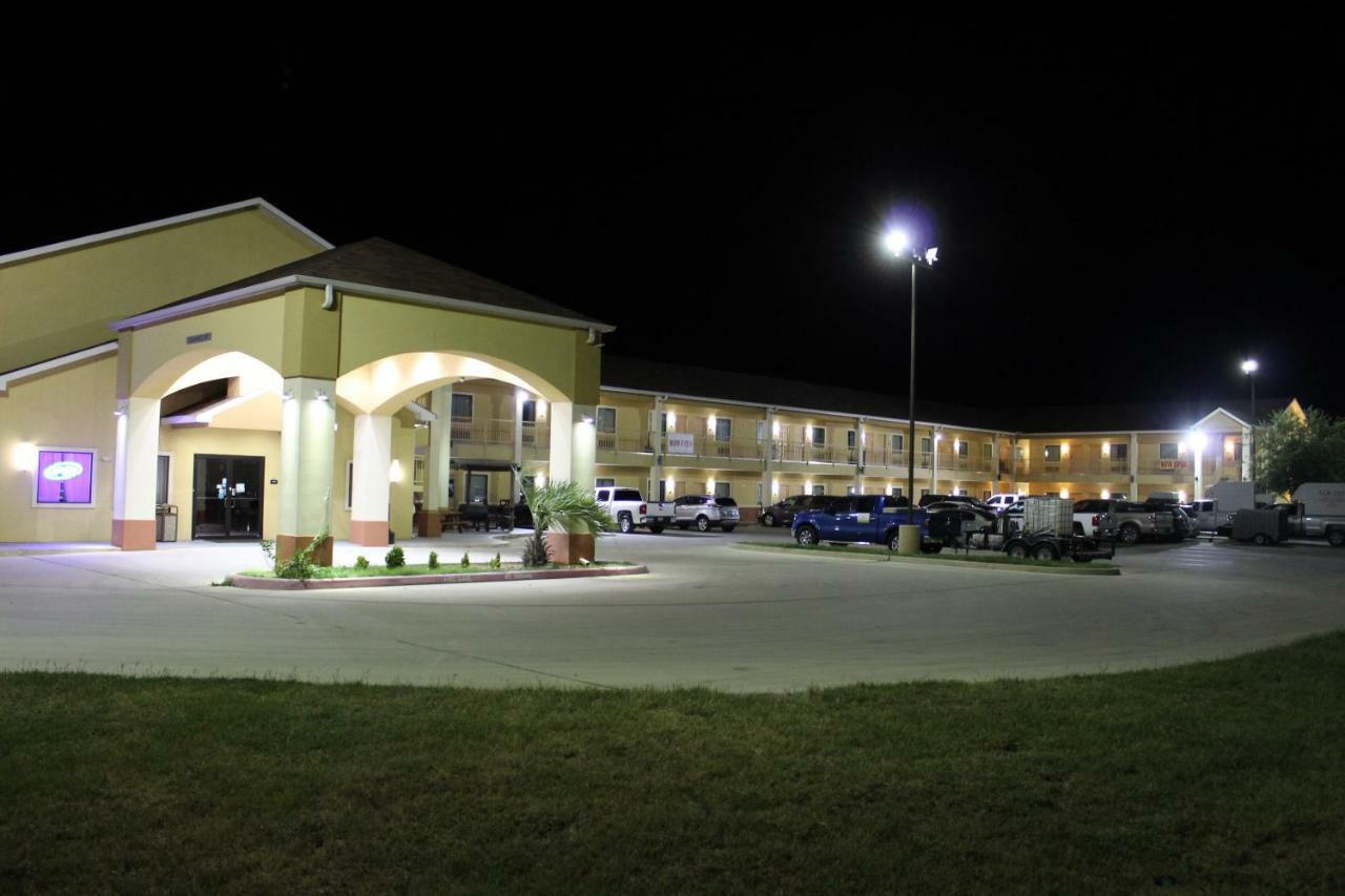 Horizon Inn & Suites Pearsall Bagian luar foto