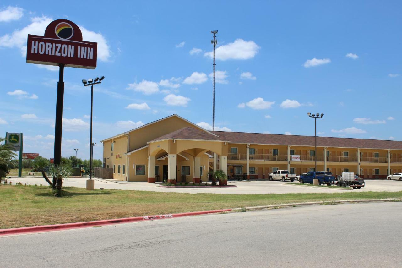 Horizon Inn & Suites Pearsall Bagian luar foto
